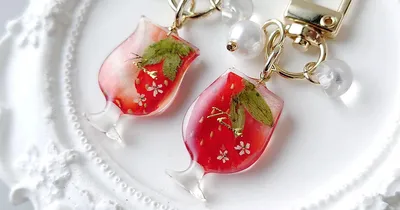 いちご丸ごと！人気の押しフルーツを使ったフレッシュジュースのレジンキーホルダーの作り方