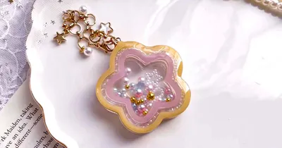 シャカシャカレジンが楽しい！お星さまのダブルシェイカーキーホルダーの作り方
