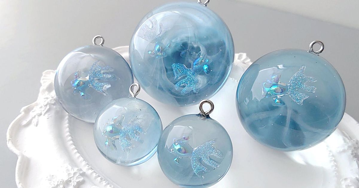 動き、奥行き、躍動感！球体の中を泳ぐ金魚と色付き氷のレジンチャーム 