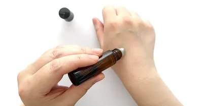 傷あとを目立たなくするエッセンシャルオイルで作るロールオンアロマ/ロールオンボトルの使い方