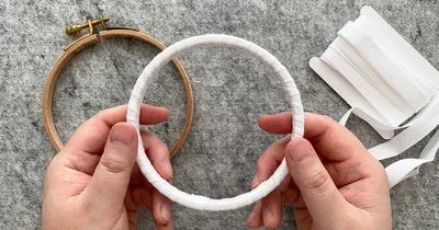 刺繍枠に布テープを巻く方法（布地の保護と弛み防止）