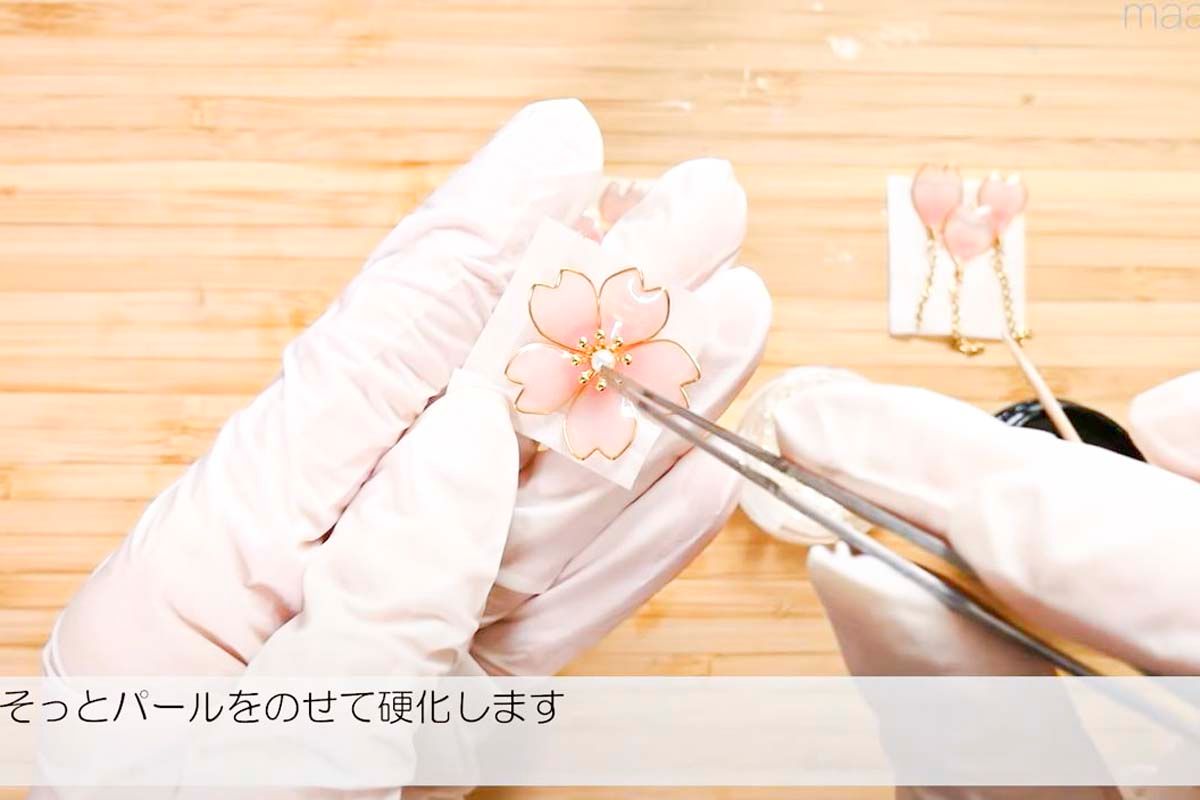 花びら揺れる桜のイヤリング（ワイヤー枠のレジンアクセサリー）の
