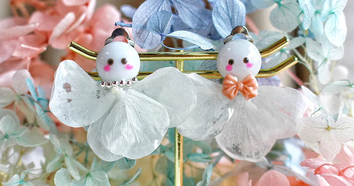 雨の日をHappyに！レジンと紫陽花のドライフラワーで作る簡単かわいいてるてる坊主のイヤリング