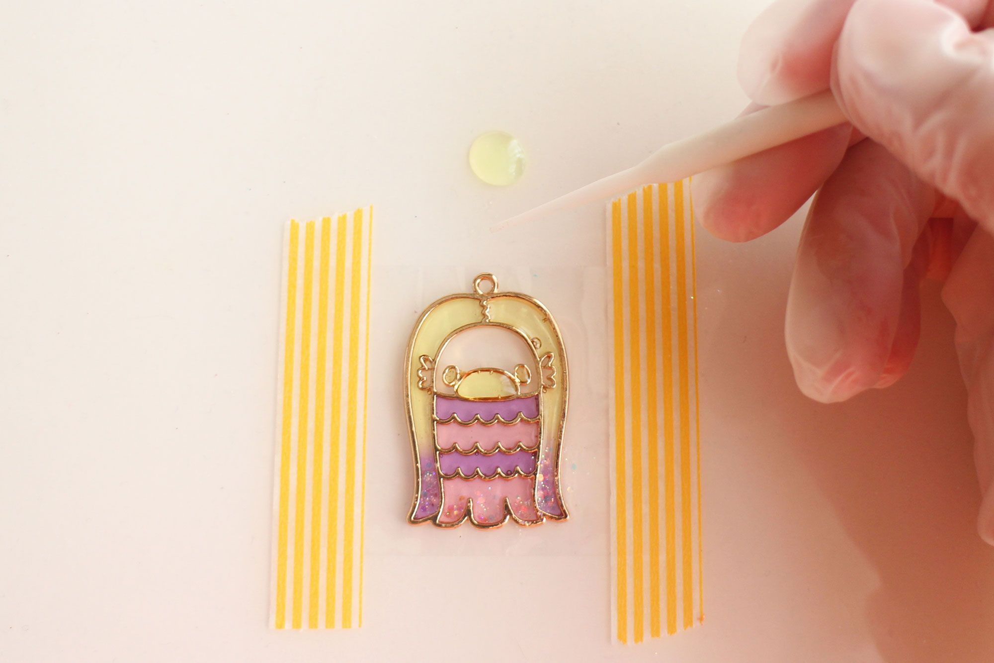 ☆仮面舞踏会☆アマビエさん♪︎　レジンキーホルダー　ハンドメイド ☆仮面舞踏会☆アマビエさん♪︎ レジンキーホルダー ハンドメイド