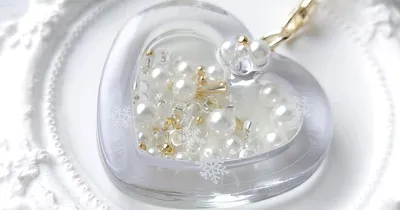 氷のようなひんやりイメージに！雪の結晶シェイカーキーホルダーの作り方