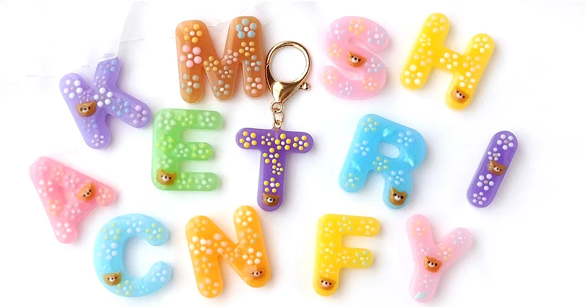 レジンで立体お絵描き！さらさらタイプ vs ぷっくりタイプのレジン液の使い分けで作る、くまさんとお花のイニシャルキーホルダー