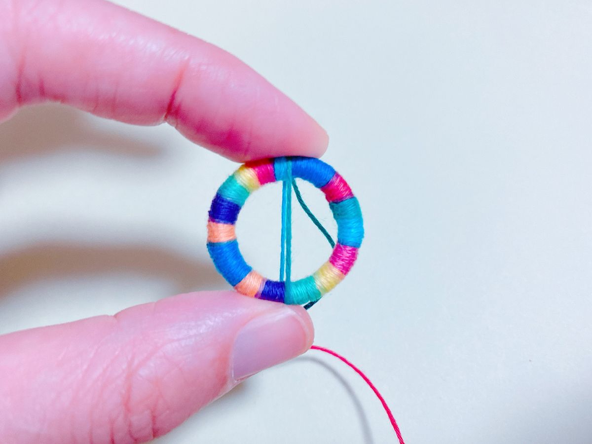 糸をグルグル 簡単糸巻きブローチの作り方 Croccha クロッチャ