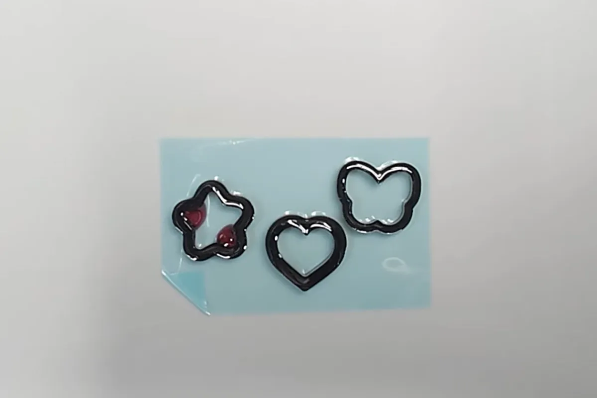 ころんとかわいいモチーフを黒縁デザインで大人っぽく！レジンの 