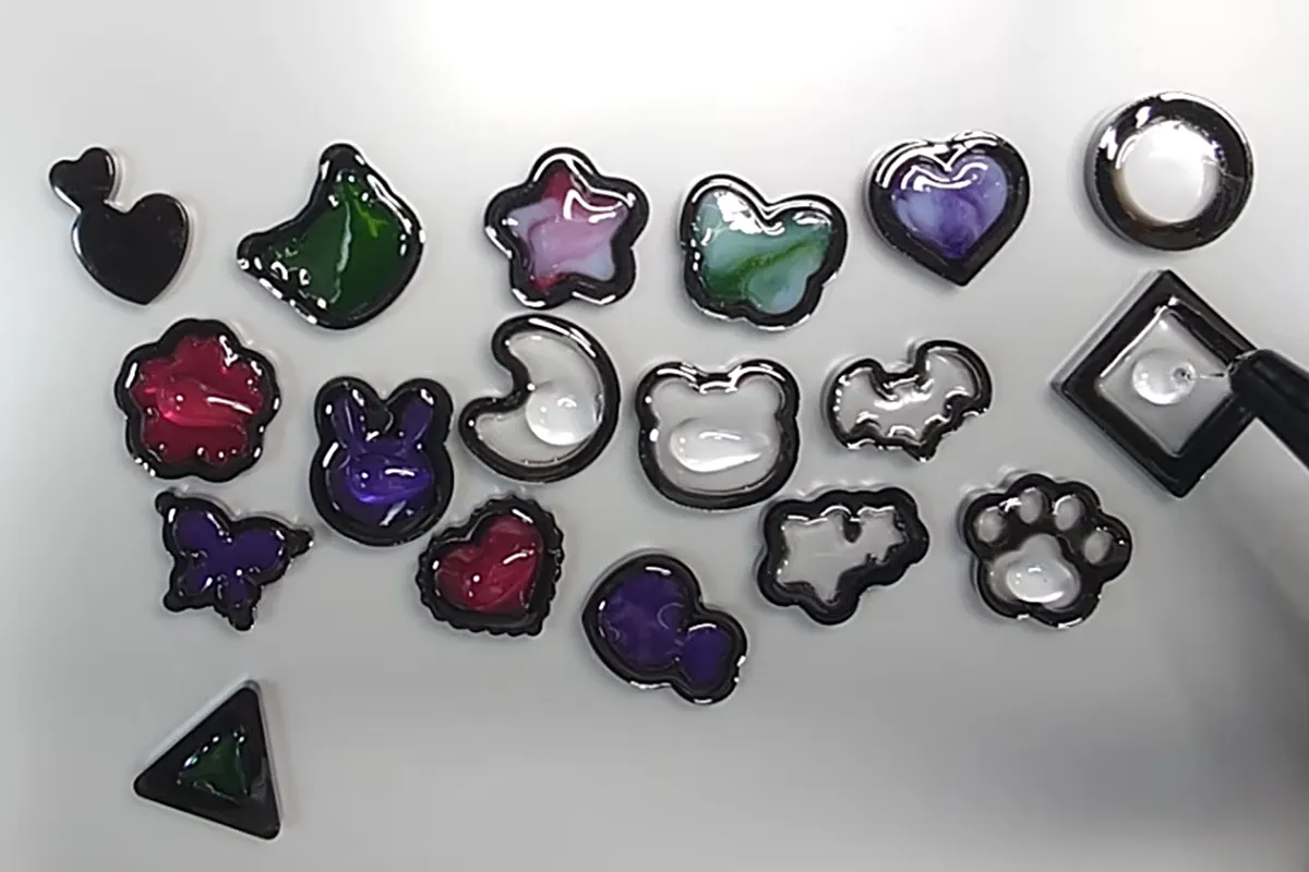 ころんとかわいいモチーフを黒縁デザインで大人っぽく！レジンの 