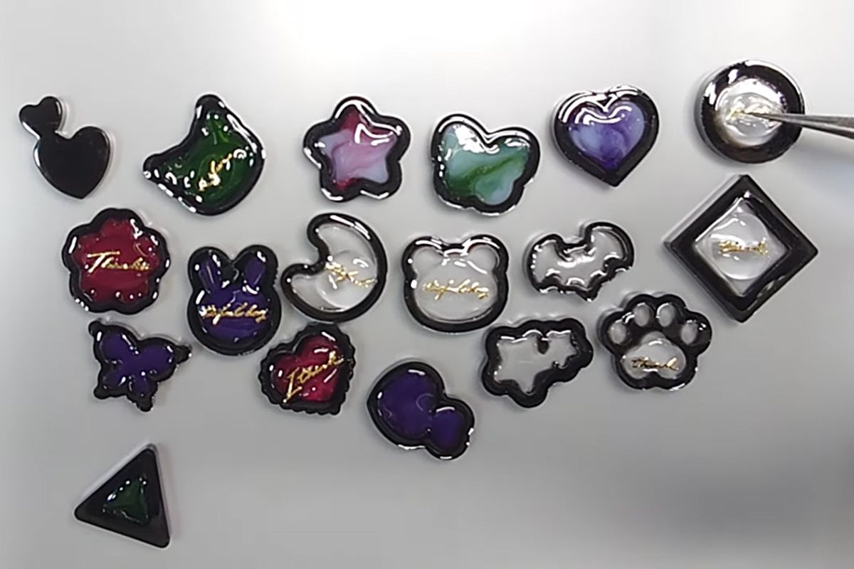 ころんとかわいいモチーフを黒縁デザインで大人っぽく！レジンの