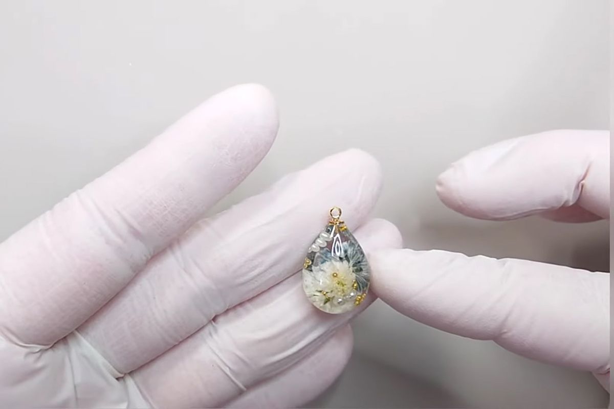 裏から見ても美しい！リバーシブルなペンダントトップとコットンパール