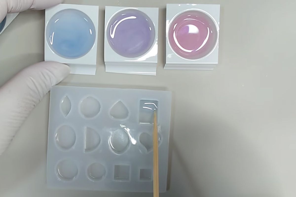 淡い空色グラデーションに雲が浮かぶ、レジンの香水瓶ネックレスの