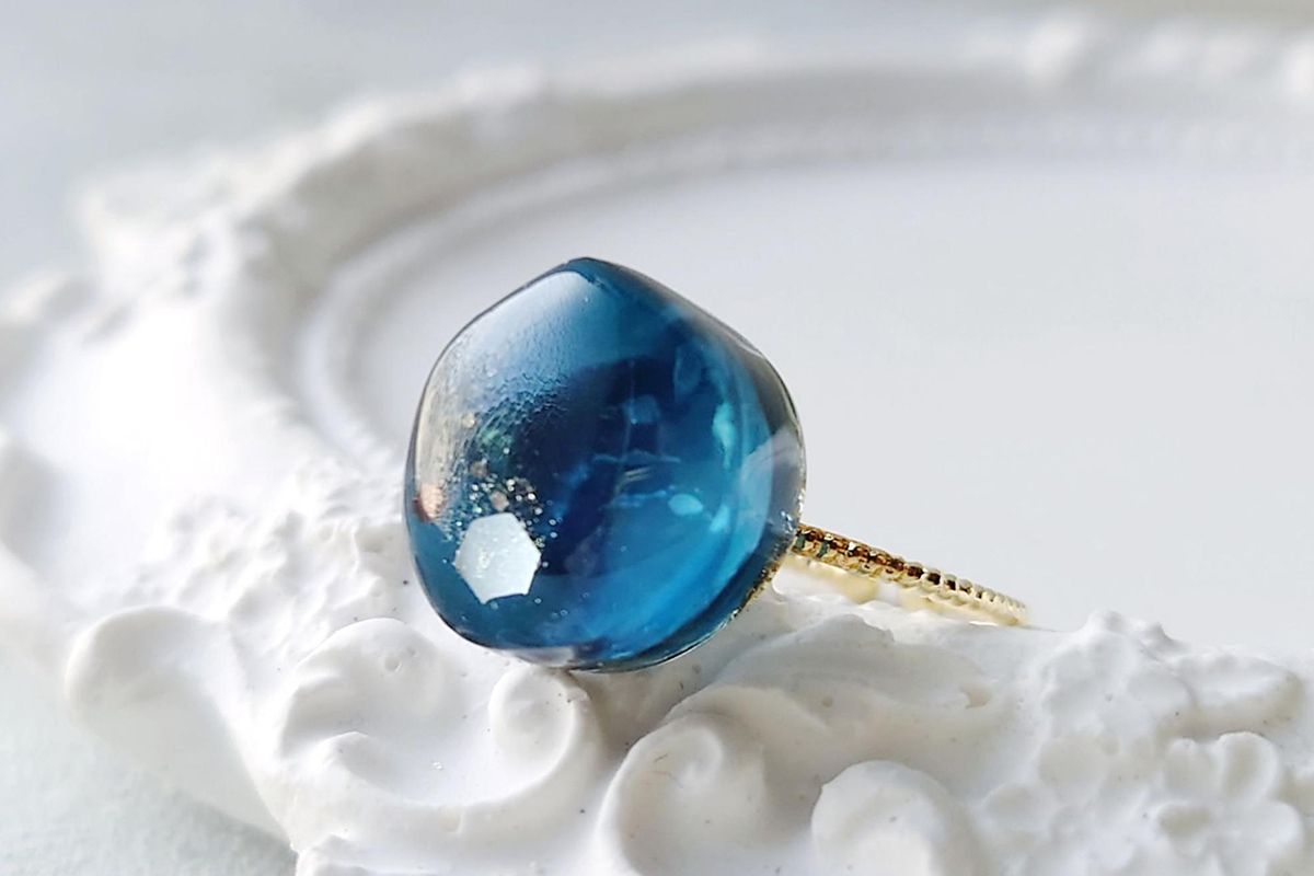 深海に沈むシェルが輝くサマーアクセサリー！着色レジンの夏向けリング