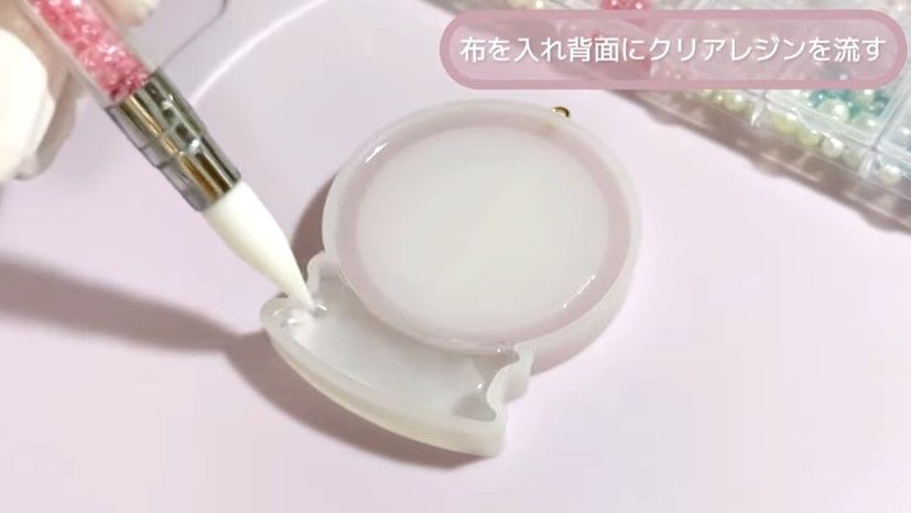 キラキラと雪が舞い落ちる！手描きのくまちゃんを閉じ込めたレジンの