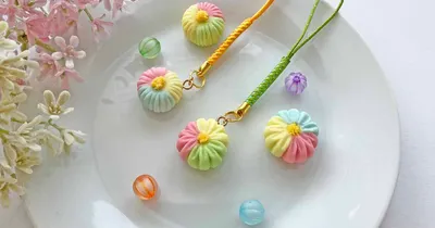 こねて、丸めて、ヘラで筋をつけて…和菓子職人さん気分が味わえる？ 樹脂粘土で作る練り切りの根付ストラップ