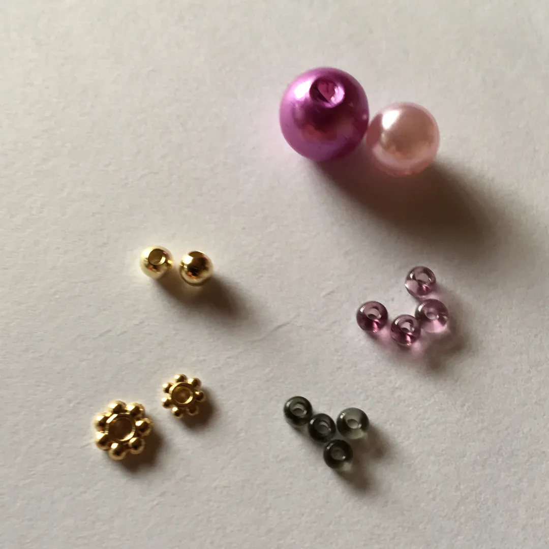 ミックスパール10mm5個・8mm2個／丸大ビーズグレー・パープル／スペーサー大小／テグス3号／バッグチャーム
