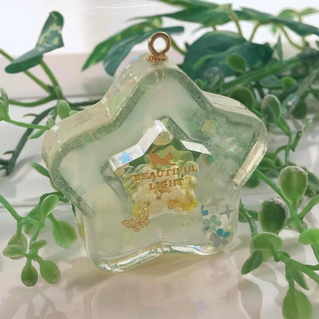 miyuさんのレジン作品 | 超透明【大容量UV-LEDレジン液】 レジン液 70g『コス...