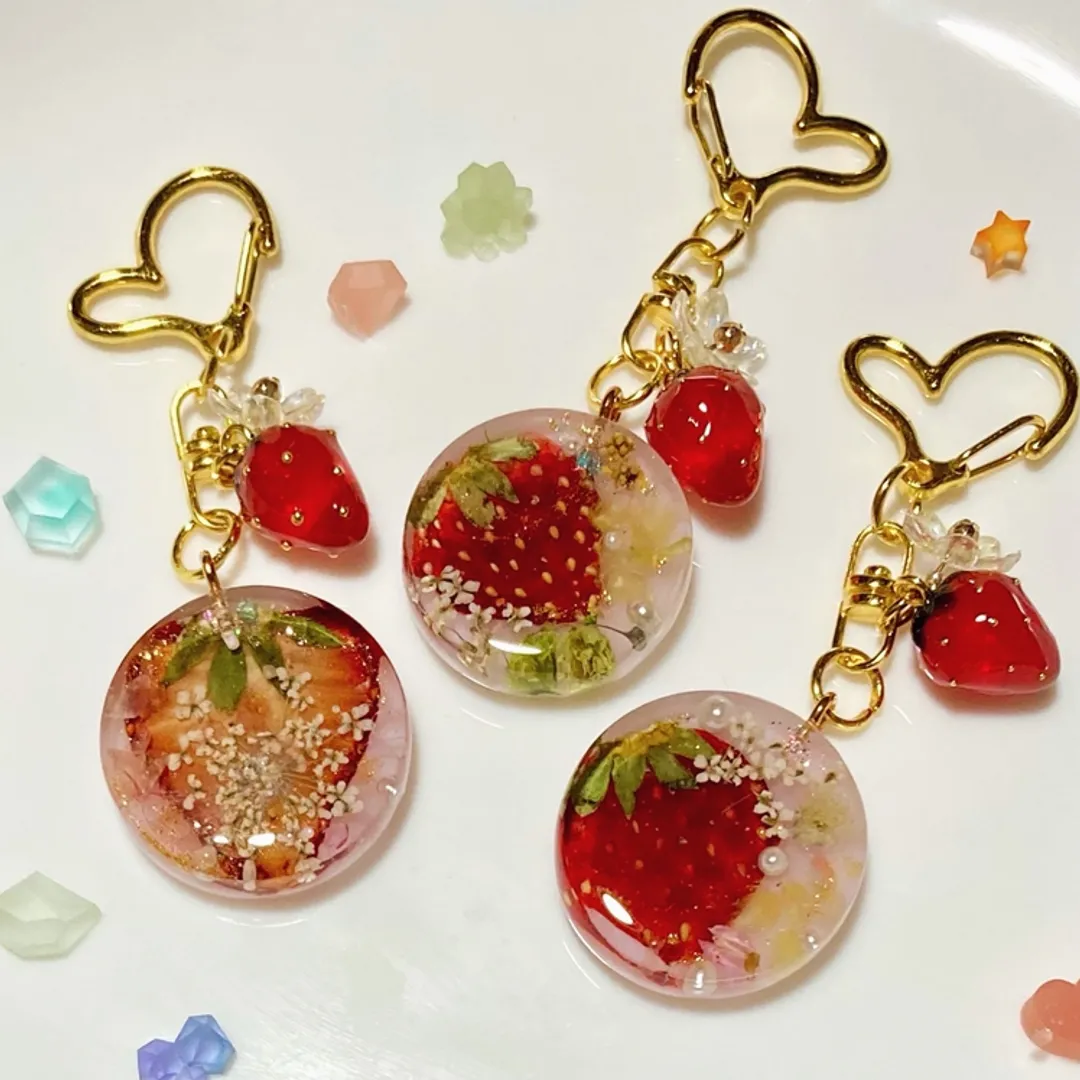 mako_craft_pla0830さんのレジン作品 | 【mflowerコラボ】押し花 押しフルーツ 素材 いちご ...
