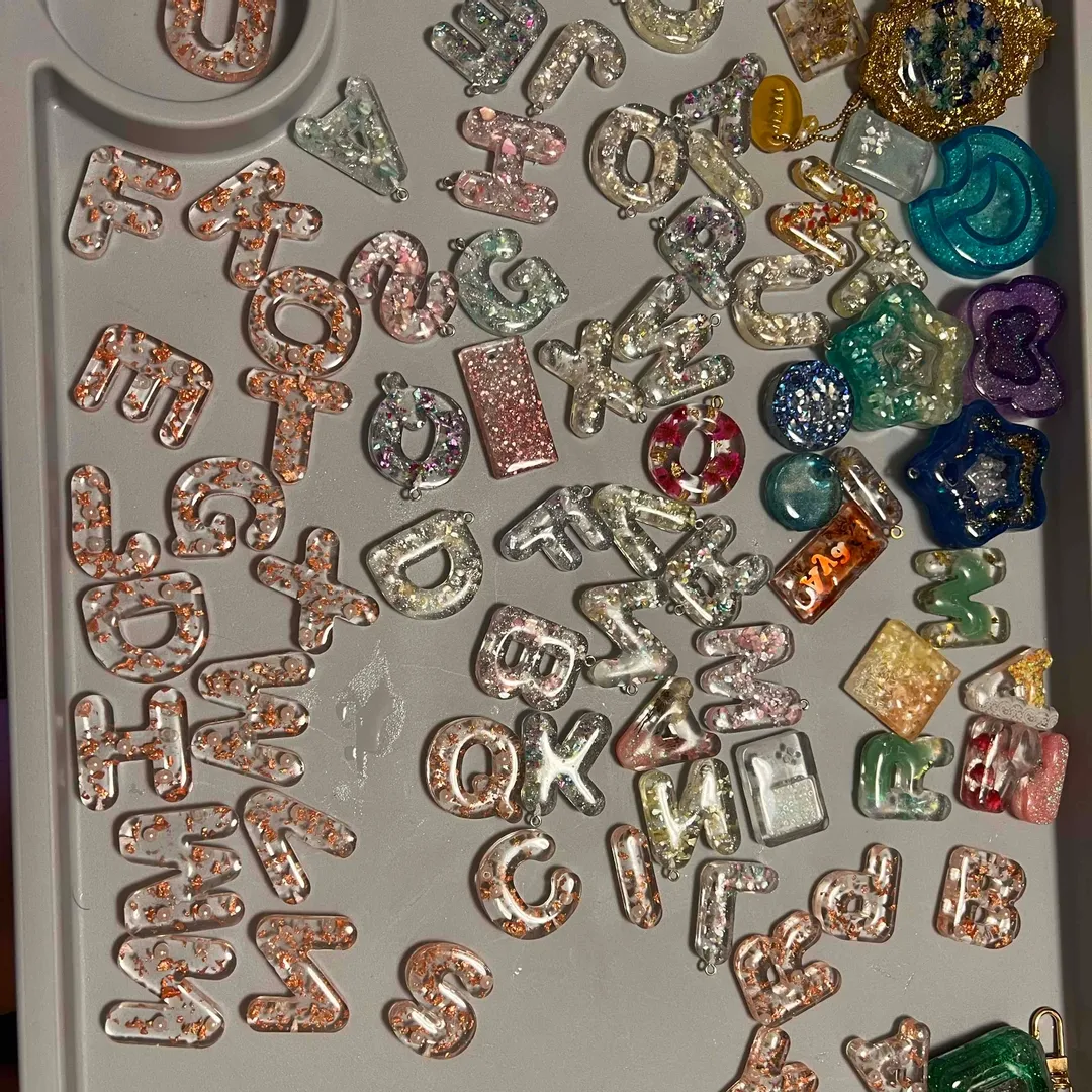 Margueriteさんのレジン作品 | 調色パレット シリコンタイプ 10個入り 着色剤混ぜ　容器　...