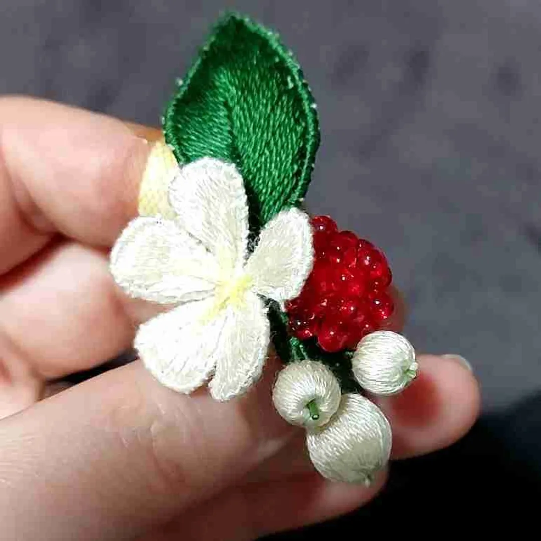 ayahさんの刺しゅう作品 | DMC 刺繍糸 25番 1カセ 8m 全120色 《 刺しゅ...