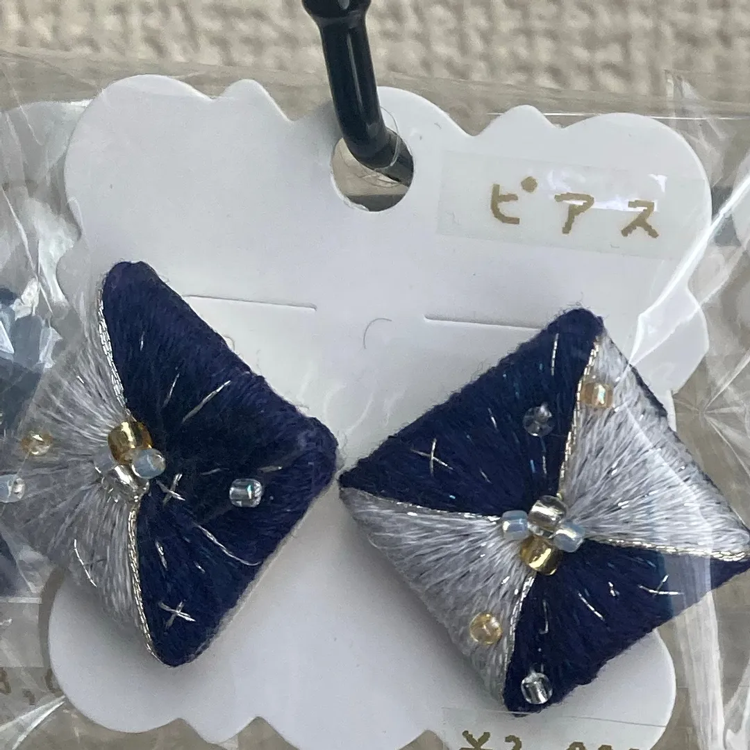 紫狐さんの刺しゅう作品 | DMC 刺繍糸 25番 1カセ 8m 全120色 《 刺しゅ...