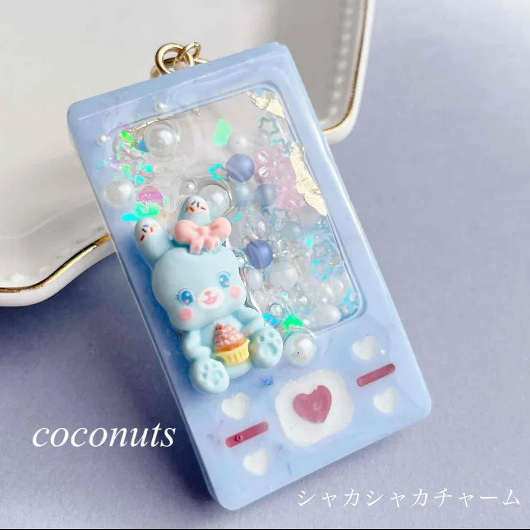 coconuts88さんのレジン作品 | new ウサギシャカシャカキーホルダー