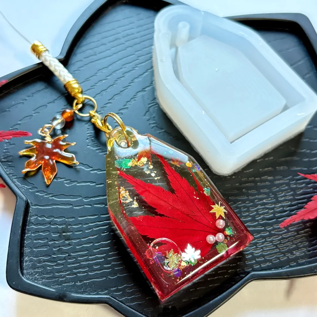 makimaki_handmadeさんのレジン作品 | シリコンモールド お守り タグ シャカシャカ 通し穴つき