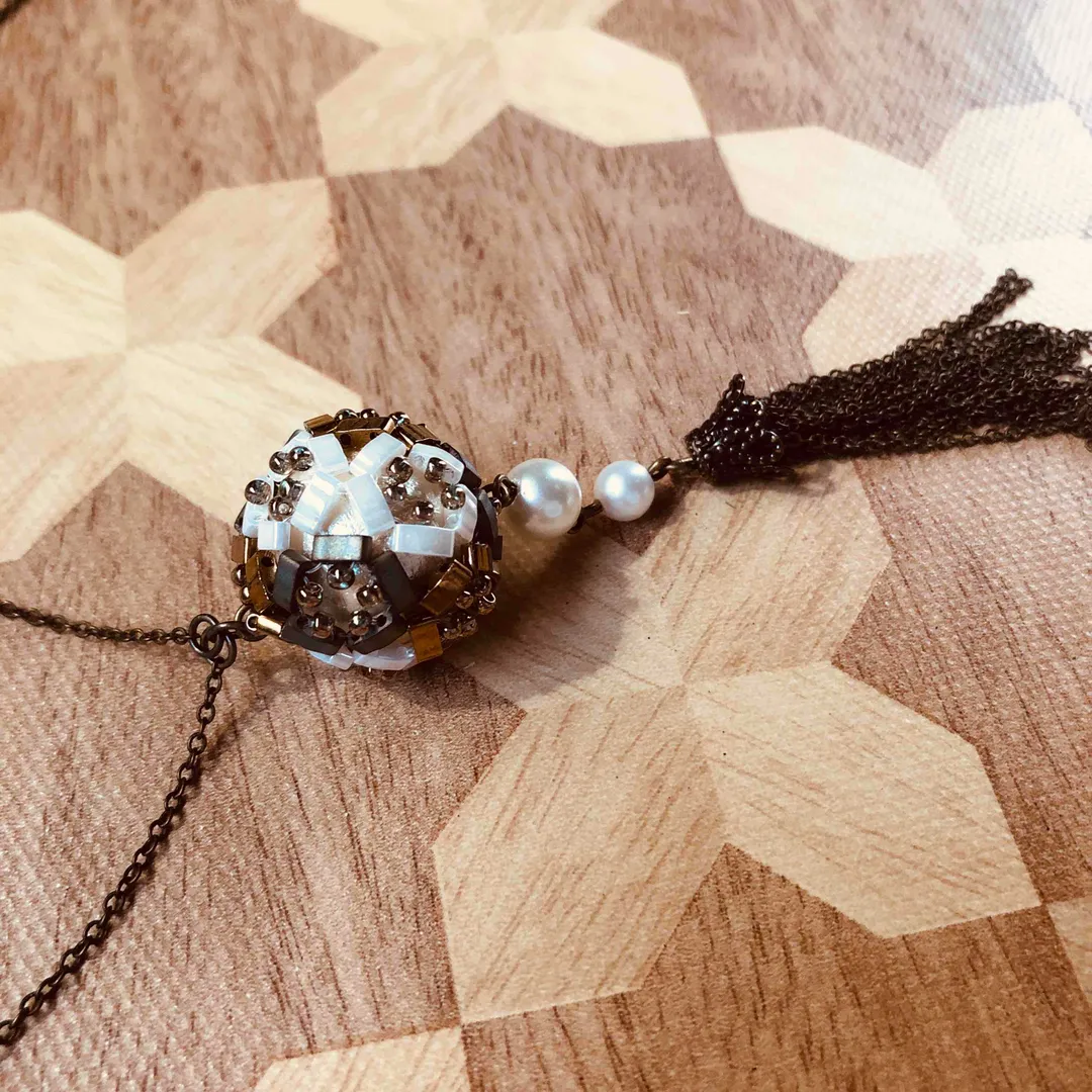 suzuharuさんのビーズ作品 | ティラビーズの花編みボールイヤリング | ビーズ アクセサリ...