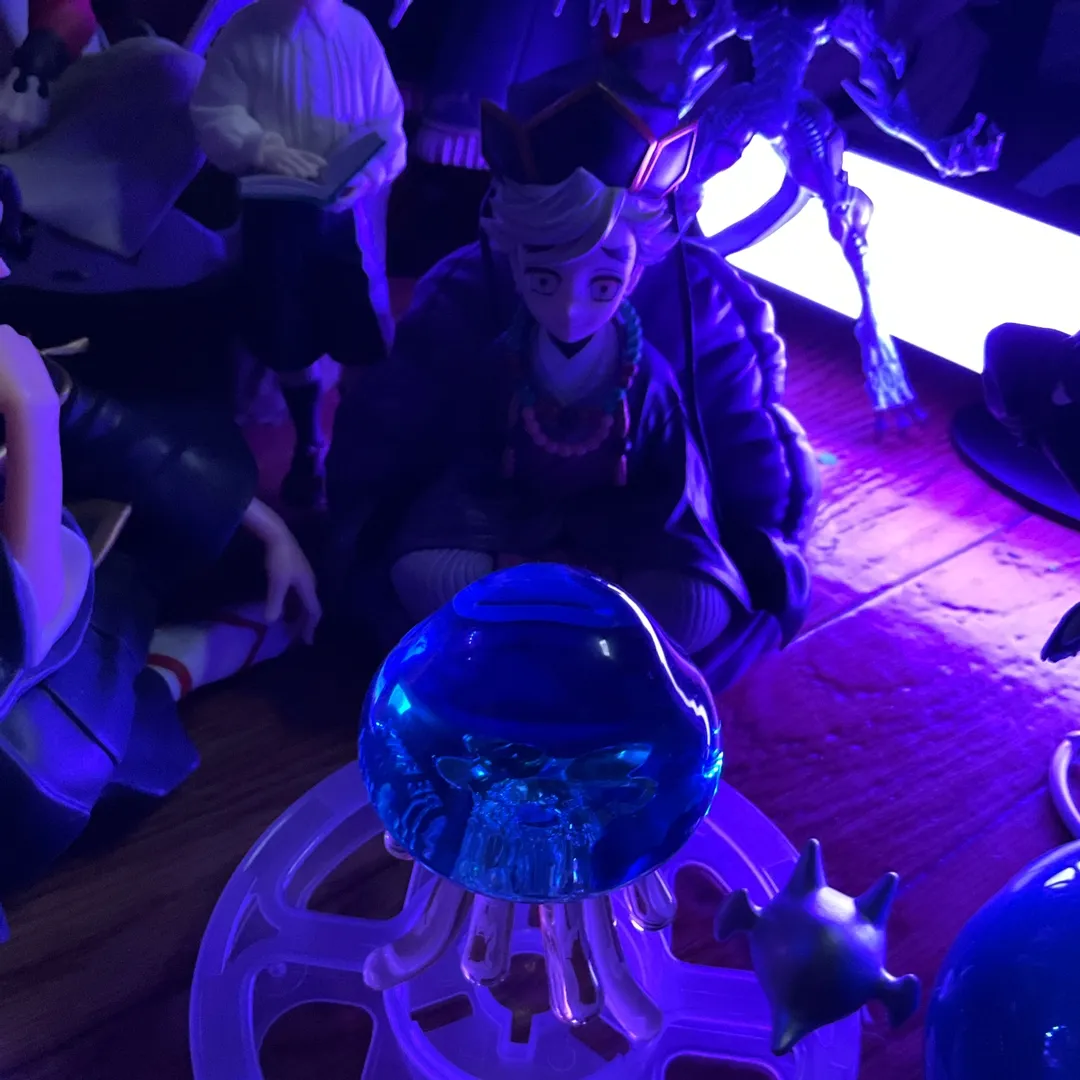 口が空飛ぶ🪽靴👞みたいなおじさんさんの粘土作品 | ライト