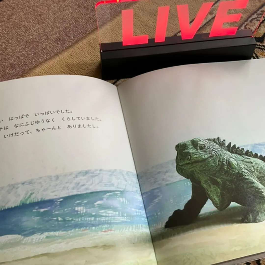 口が空飛ぶ🪽靴👞みたいなおじさんさんの粘土作品 | ライト