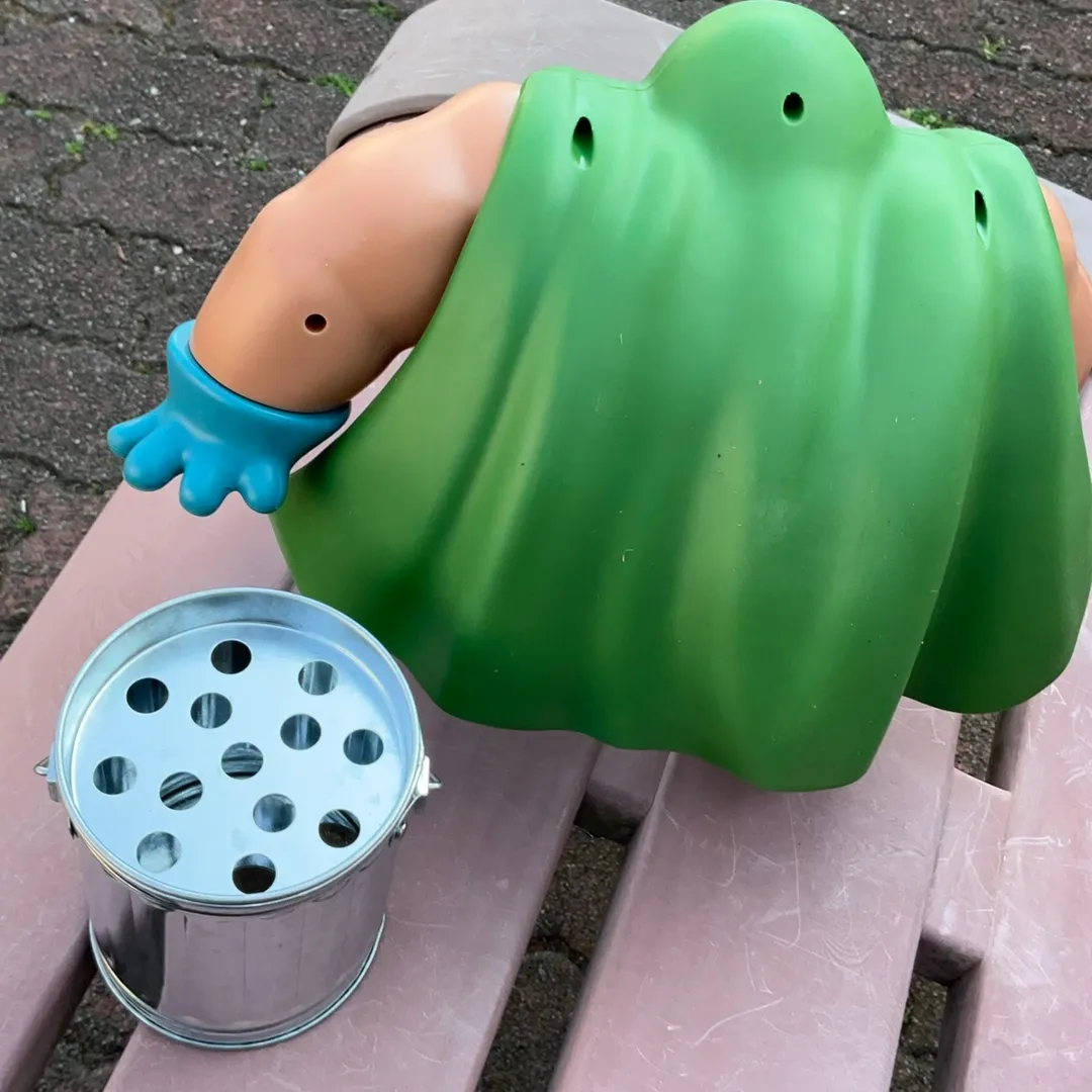 黄金虫みたいな男。さんの粘土作品 | ミニバケツ。中も工夫されていれる。