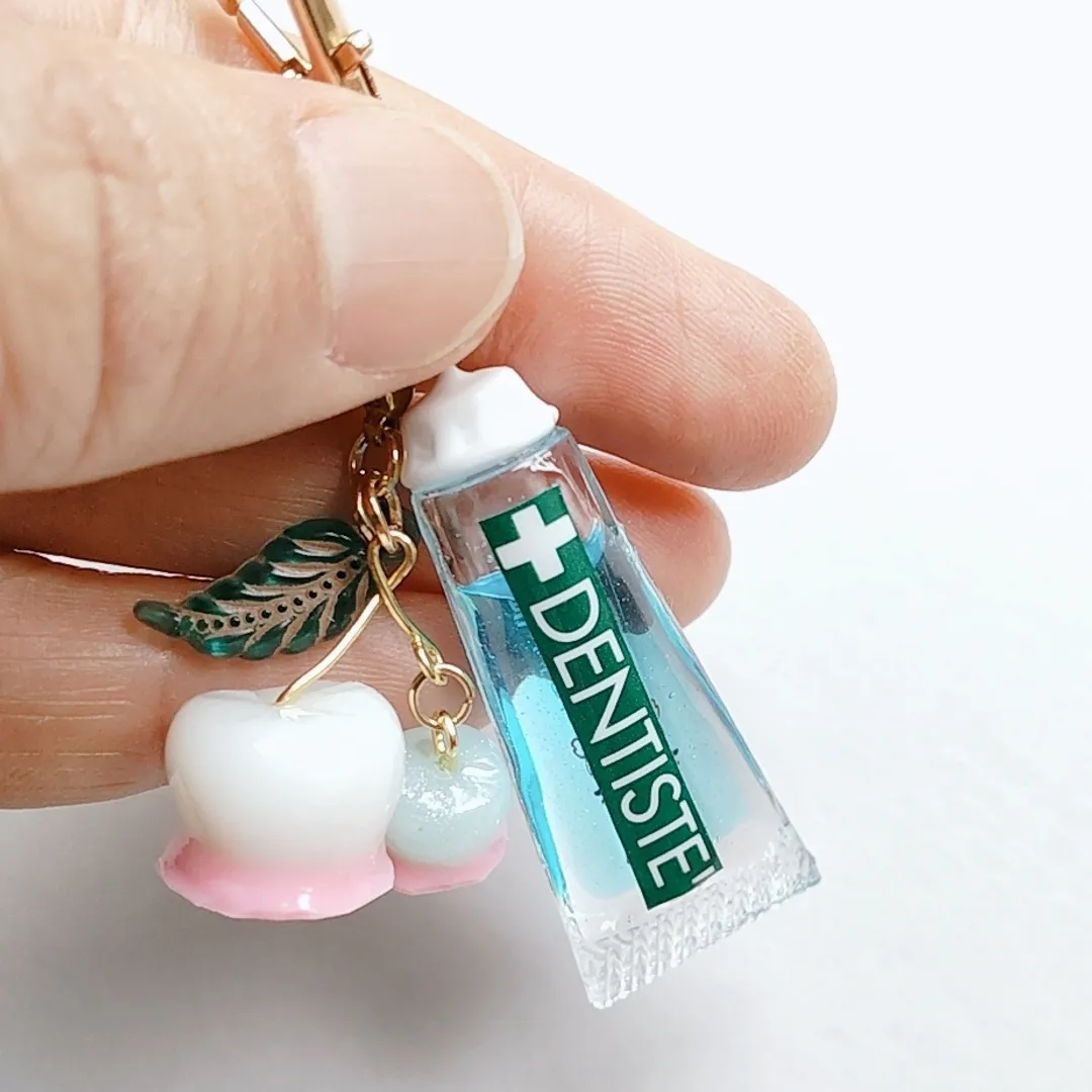 S.snowさんのレジン作品 | 【シリコン型・モールド】アイシャドウパレットとリップグロス ...