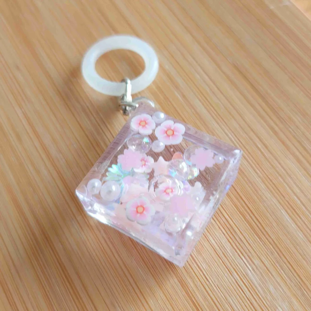 aiko_mさんのレジン作品 | 作家のためのレジン 「 UV/LEDコーティング液 8g 」...