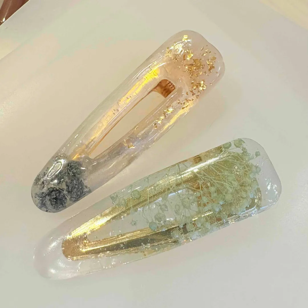 黒猫屋さんのレジン作品 | 【小分け】かすみ草 つぼみ ケース入り 全17色 レジン封入...