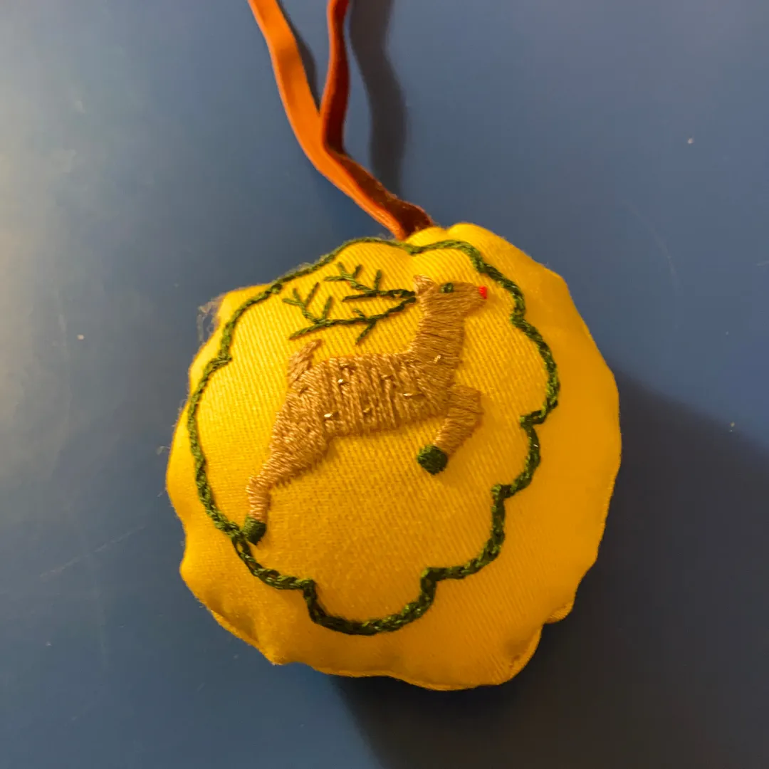 MiMiYokohamaさんの刺しゅう作品 | 刺しゅう糸 『DMC 25番刺繍糸 319番色』 DMC デ...