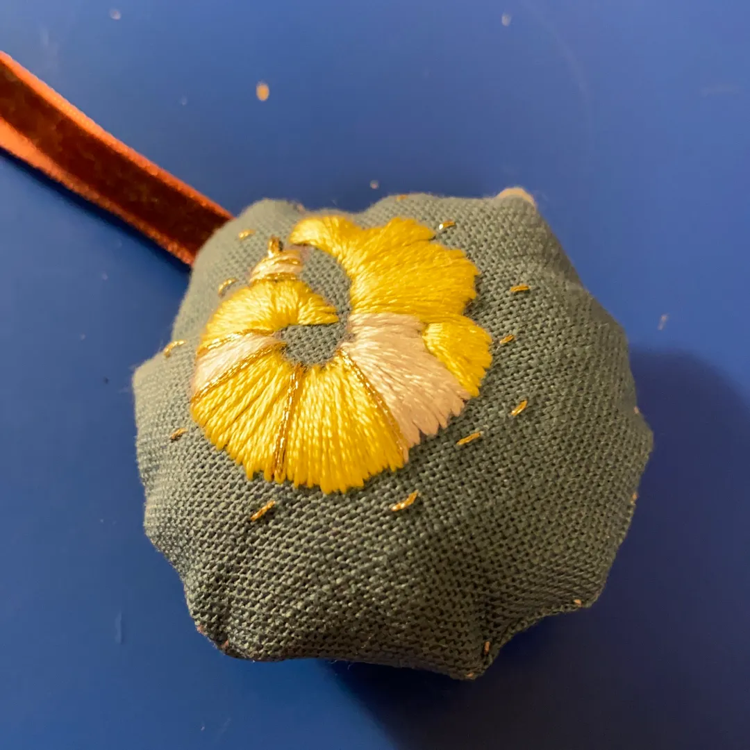 MiMiYokohamaさんの刺しゅう作品 | 刺しゅう糸 『COSMO 25番刺繍糸 299番色』 LEC...