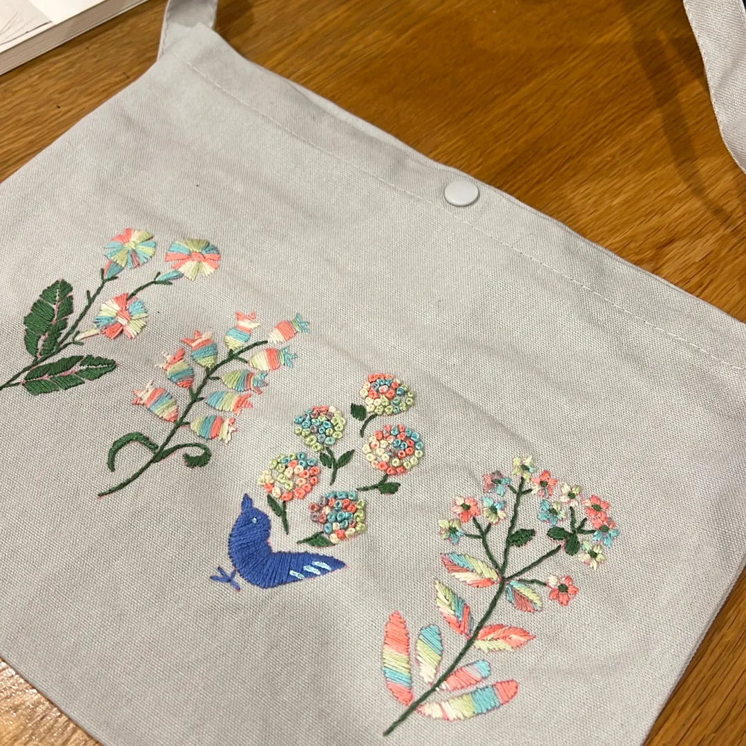 MiMiYokohamaさんの刺しゅう作品 | 刺しゅう糸 『DMC 25番刺繍糸 987番色』 DMC デ...