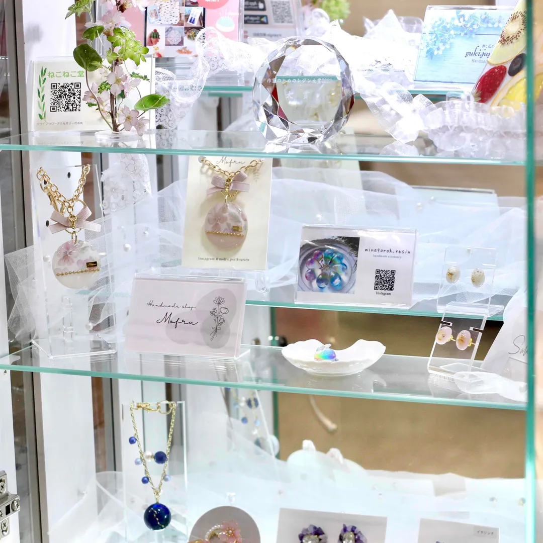 𝐂𝕠𝕞𝕒𝕣𝕚𝕞𝕒𝕕𝕖 (*こまり*)さんのレジン作品 | 【高粘度】作家のためのレジン ぷっくりレジン 100g