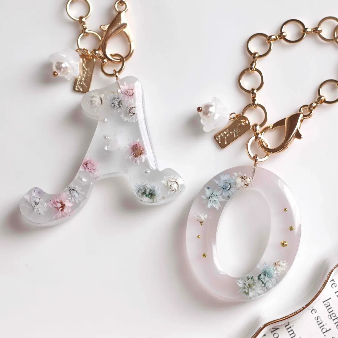 𝐂𝕠𝕞𝕒𝕣𝕚𝕞𝕒𝕕𝕖 (*こまり*)さんのレジン作品 | シリコンモールド  アルファベット 筆記体風　キーホルダーに...