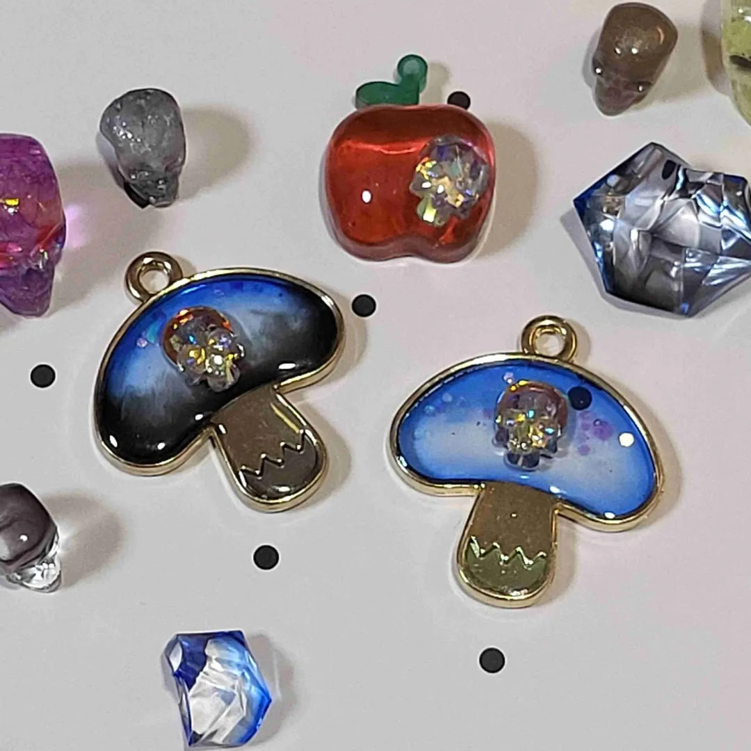 ぐーたらしてます( ˙꒳​˙  )??さんのレジン作品 | 【10個】レジン枠 空枠 立方体 きのこ //Craft T...