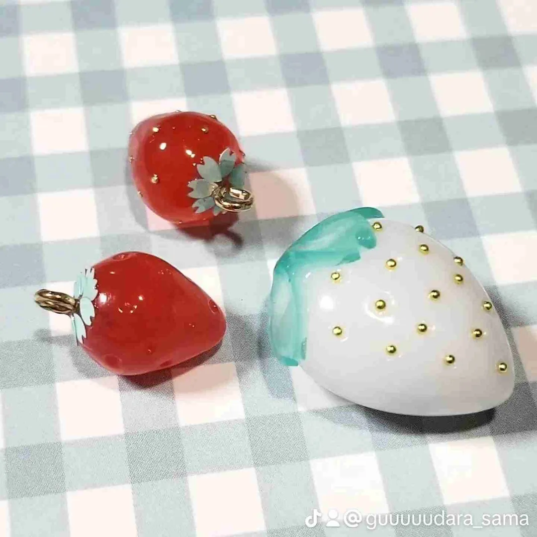 ぐーたらしてます( ˙꒳​˙  )??さんのレジン作品 | いちごりんごさくらんぼモールド