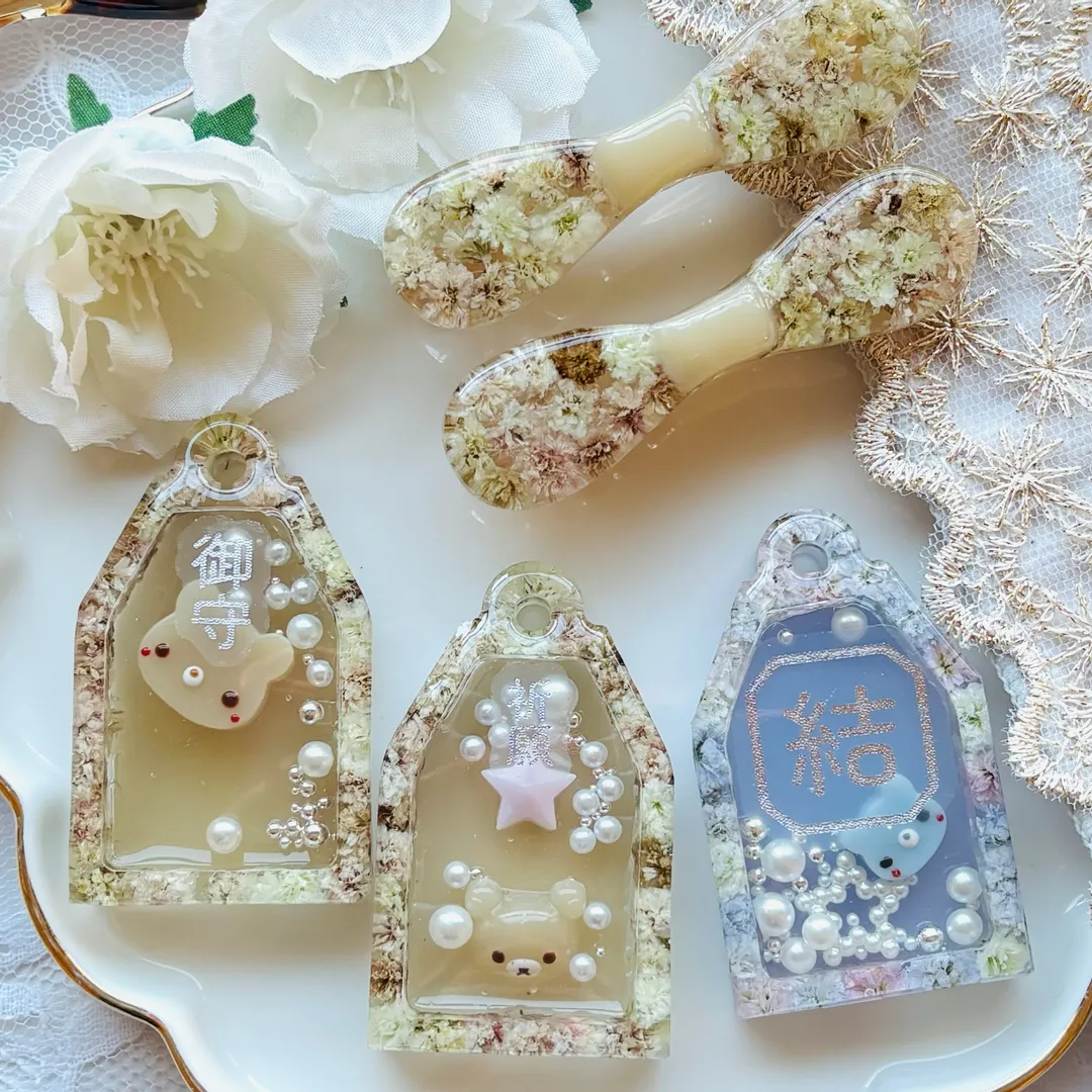 まっｻﾝさんのレジン作品 | シリコンモールド お守り タグ シャカシャカ 通し穴付き