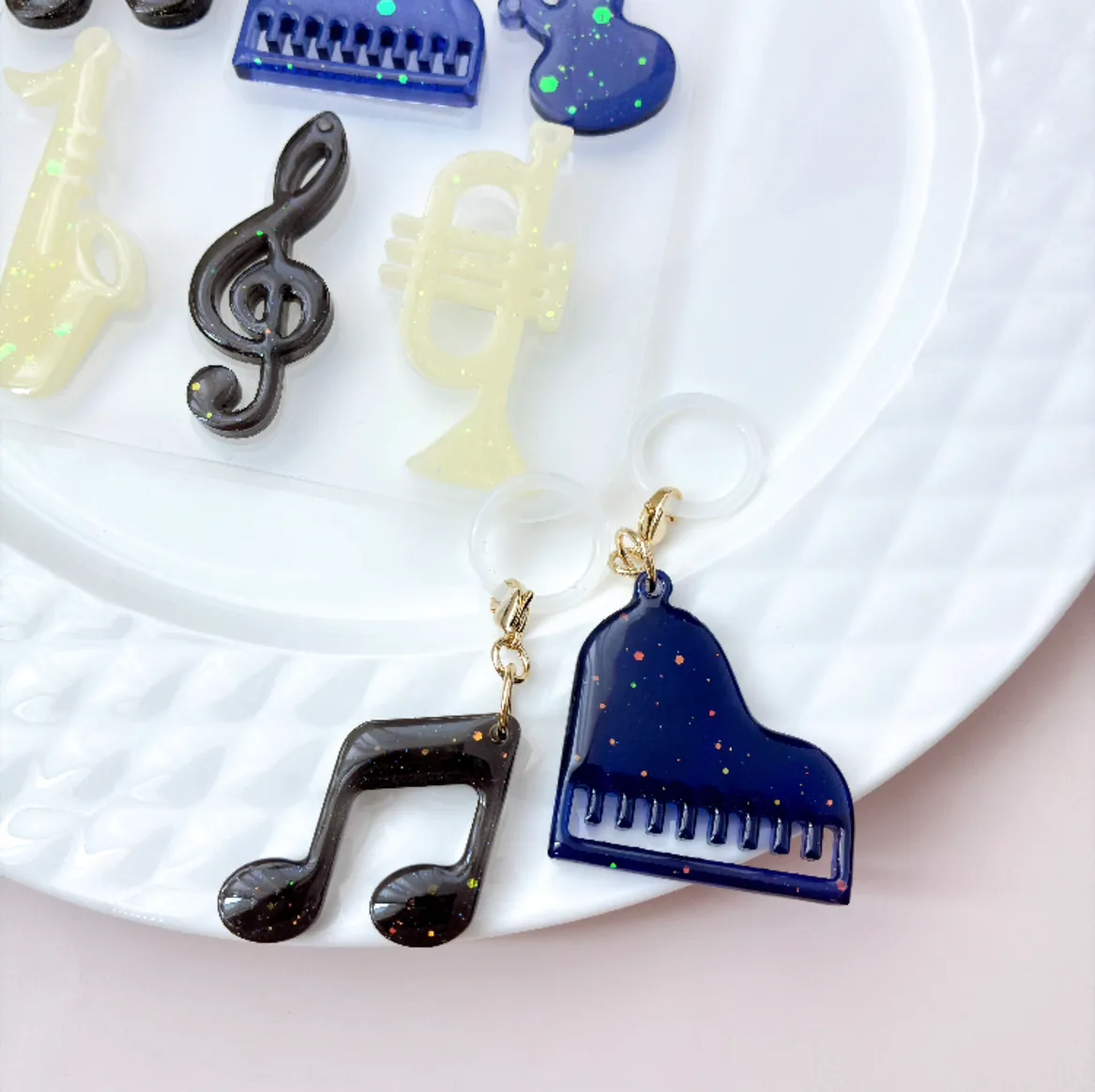 ちゃんまん ◡̈さんのレジン作品 | シリコンモールド 楽器 ギター トランペット ピアノ 音符 ...