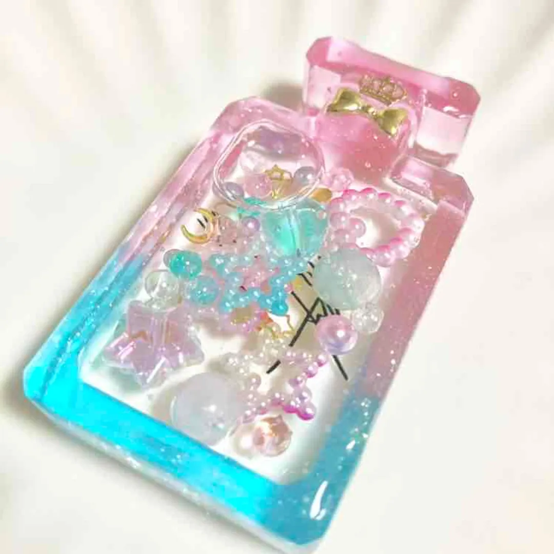 なりさんのレジン作品 | 【シリコン型・モールド】香水瓶 カシャカシャ中身が動く♪オイ...