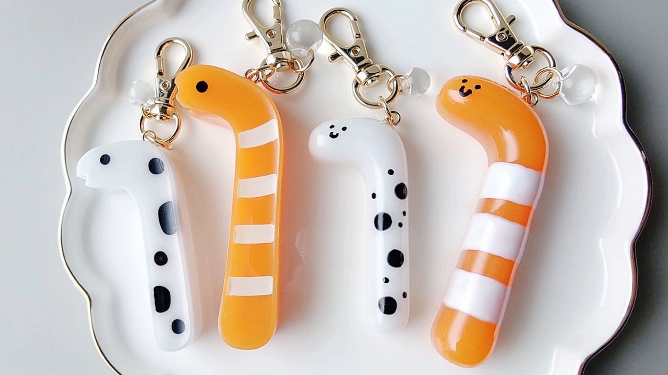 海辺の隠れアイドル！ゆらゆら可愛いチンアナゴのレジンキーホルダーの